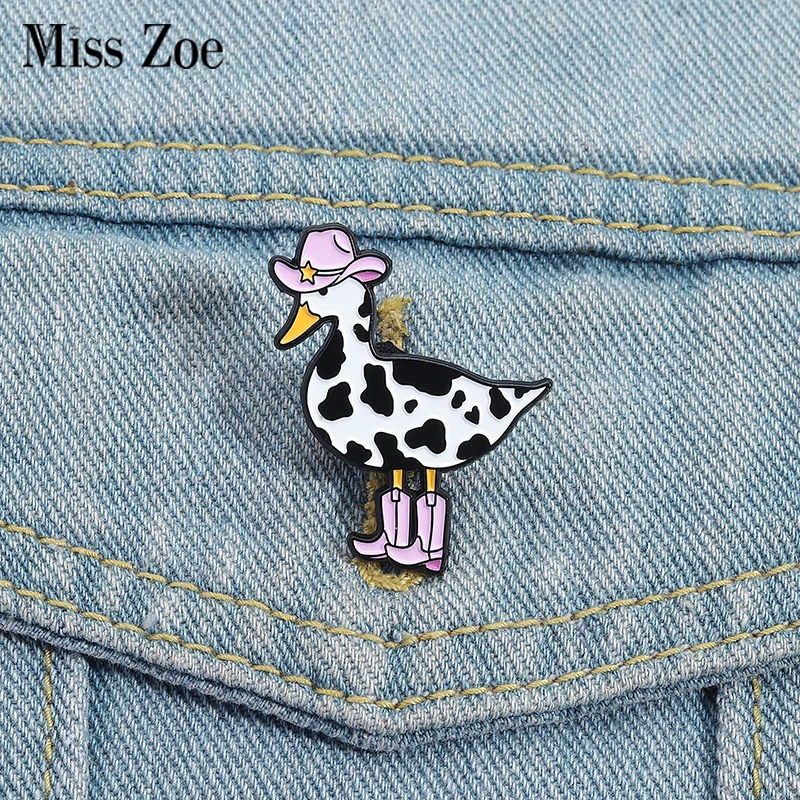 Cowboy Ente Emaille Pins Benutzerdefinierte Schwarz Weiß Kuh Farbe Broschen Revers Abzeichen Kleidung Tier Schmuck Geschenk für Kinder Freunde