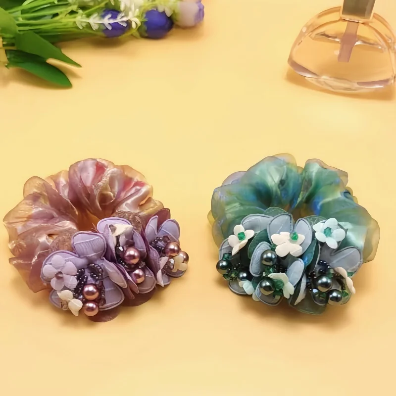 Neue Scrunchie Haargummis mit weißen Blumen für Damen, Perlen-Kopfschmuck, hochelastisches Gummiband, florale Haaraccessoires – Detail 5