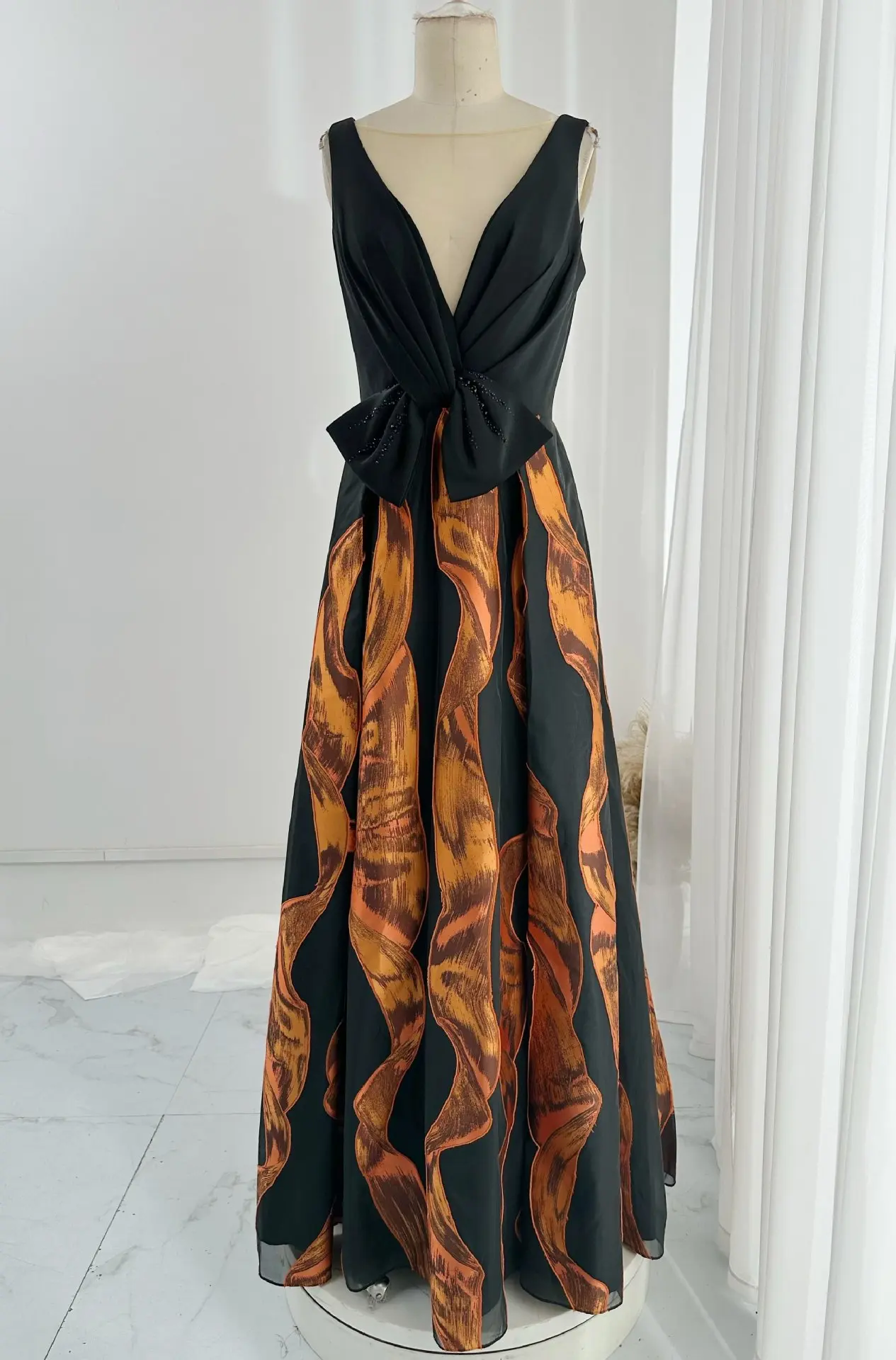 

Black Sexy Deep V -Neck Sleeveless A Stagnation Seal Evening Dress Skirt M2026