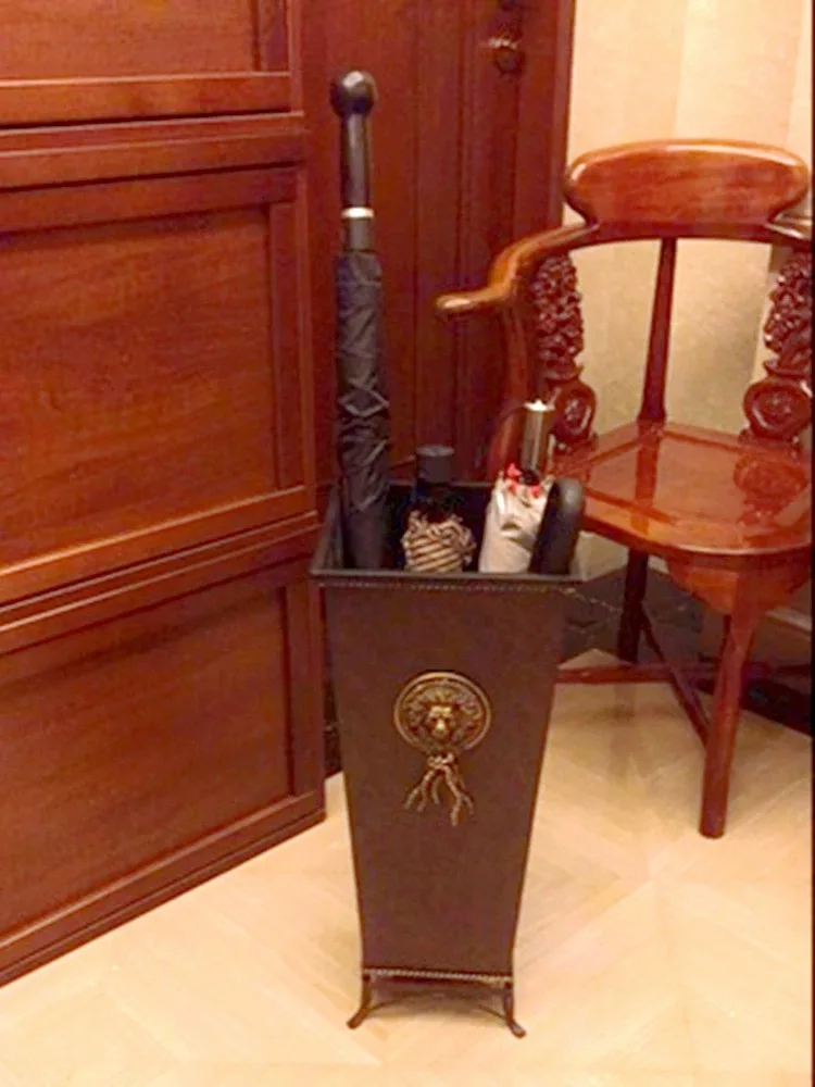 American Vintage Iron Umbrella Stand with Lion Head Design &ndash; Multi-Functional Decorative Storage