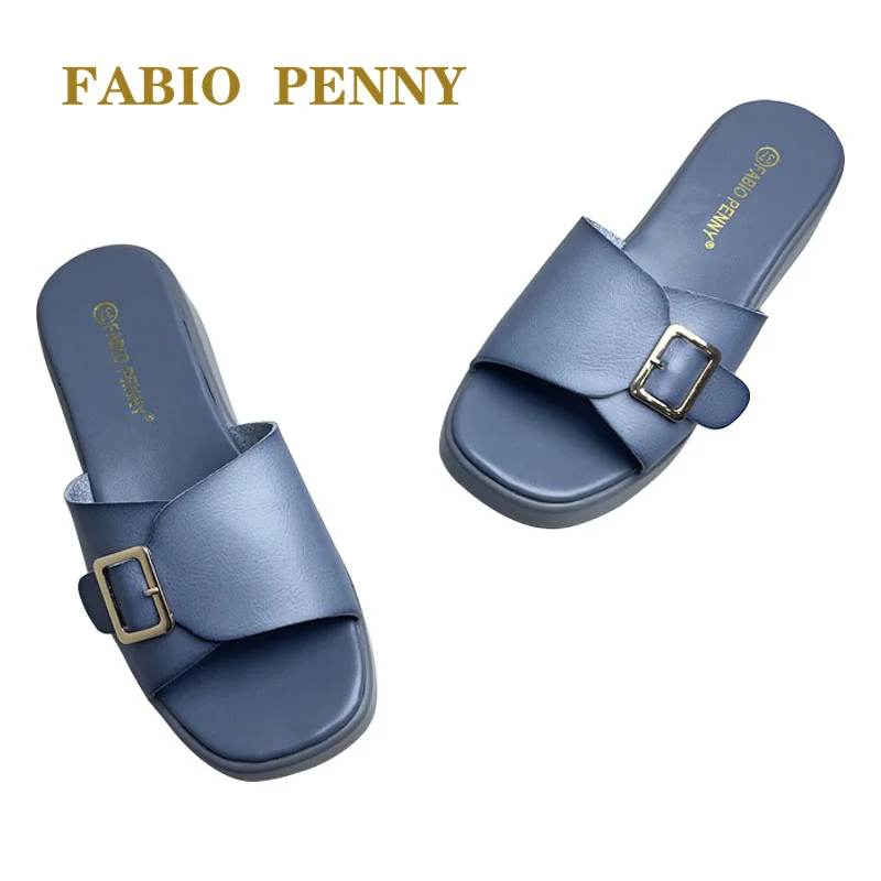 En verano italiano, hay populares zapatillas de mujer sexys y de suela gruesa de color sólido con diseños de botones de metal.