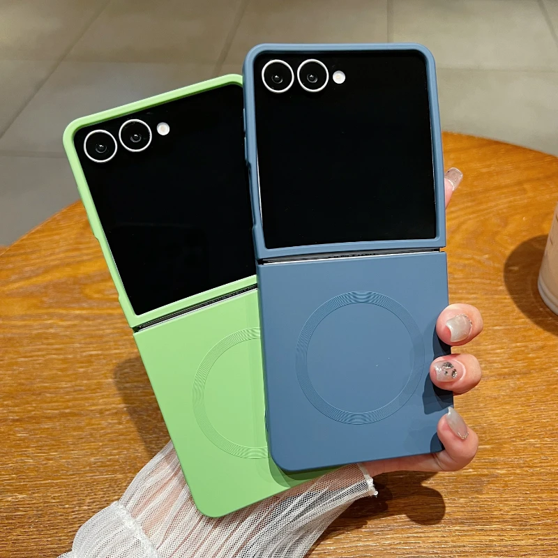 Deux étuis magnétiques en silicone pour Samsung Galaxy Z Flip, un vert et un bleu, posés sur une table en bois. Accessoires compatibles MagSafe.