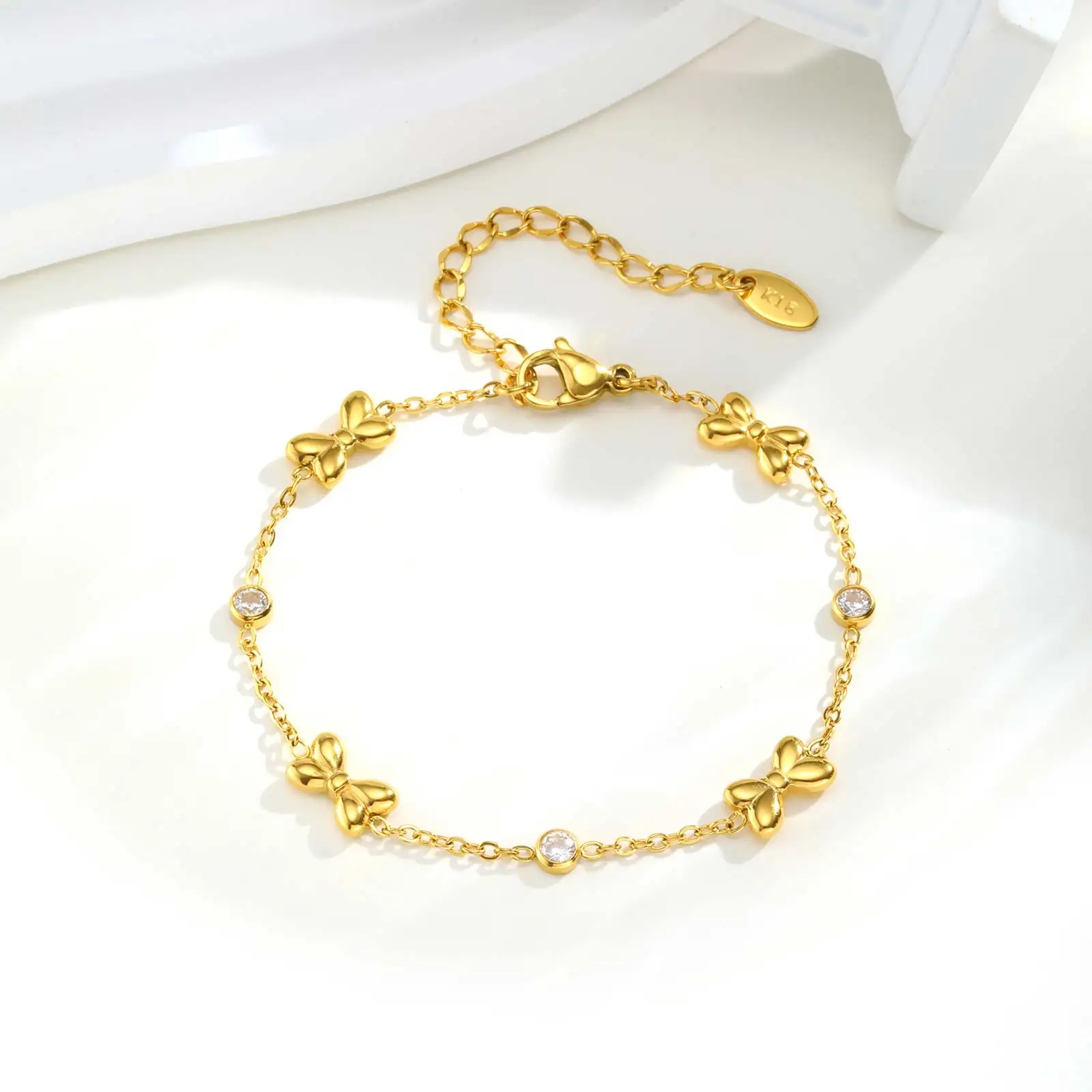 Exquisites Zirkon-Bowknot-Edelstahl-Armband, 18 Karat vergoldet, Handgelenkkette, modischer Party-wasserdichter Schmuck für Frauen und Mädchen