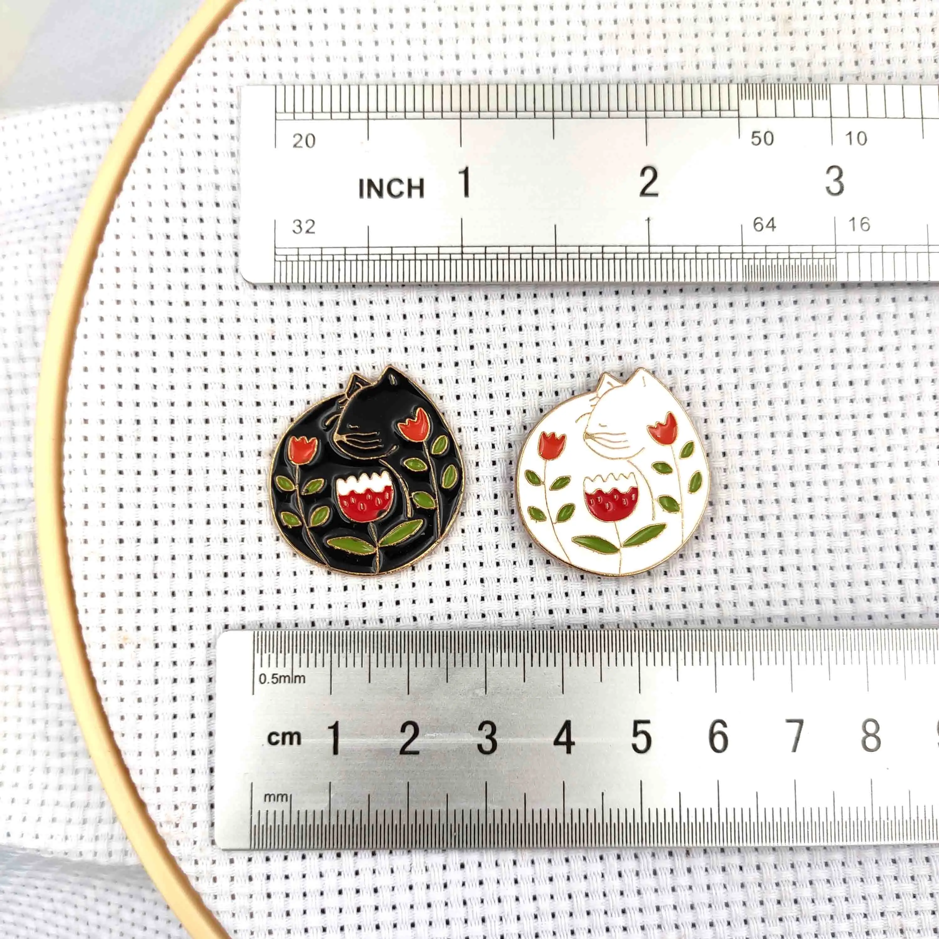 Needle Minder Magnetic Set of 2 Cats Black White Sewing Magnet Needle Keeper Finder Hold Needles on Embroidery Needle Nanny