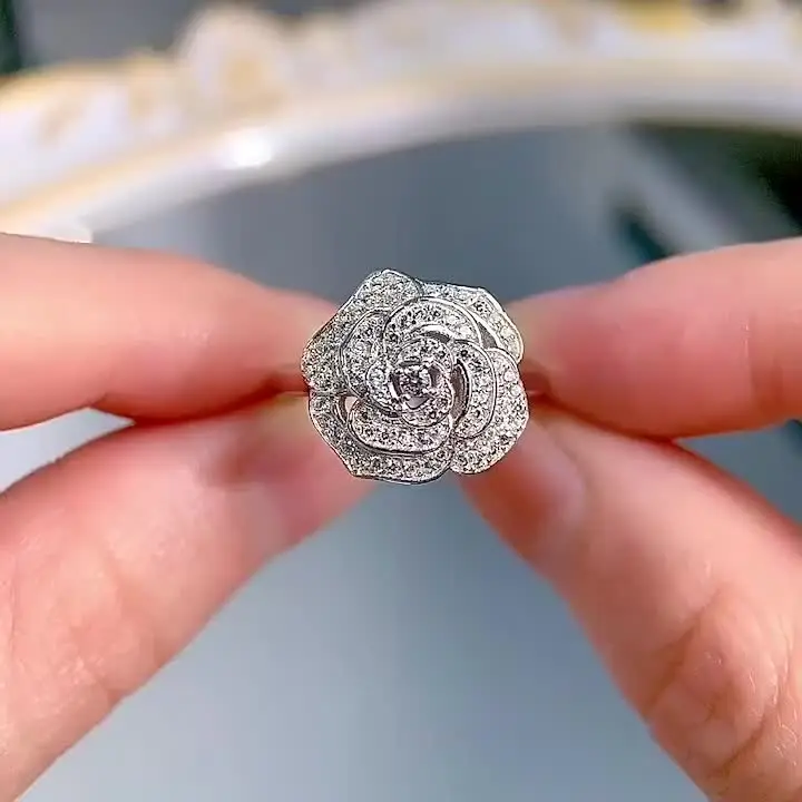 大幅値下げ売り切り価格❣️WGダイアモンド入りリング Pt950/K18YG ダイヤモンド 取り巻きデザイン リング【0.74ct】