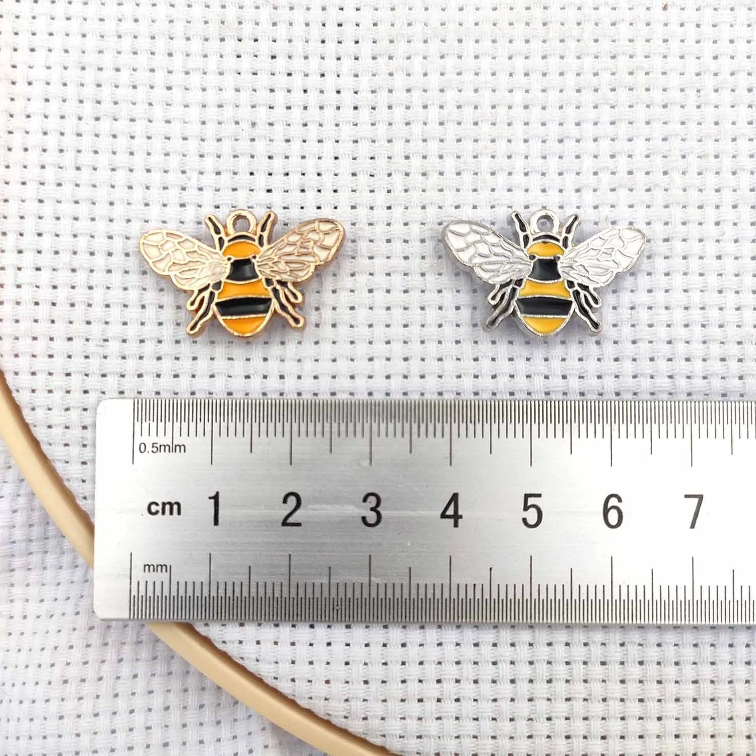 Magnetic Needle Minders Sewing Magnet Set of 2 Bees Needle Keeper Finder Embroidery Accessories Needle Nanny Holders Sew Gift