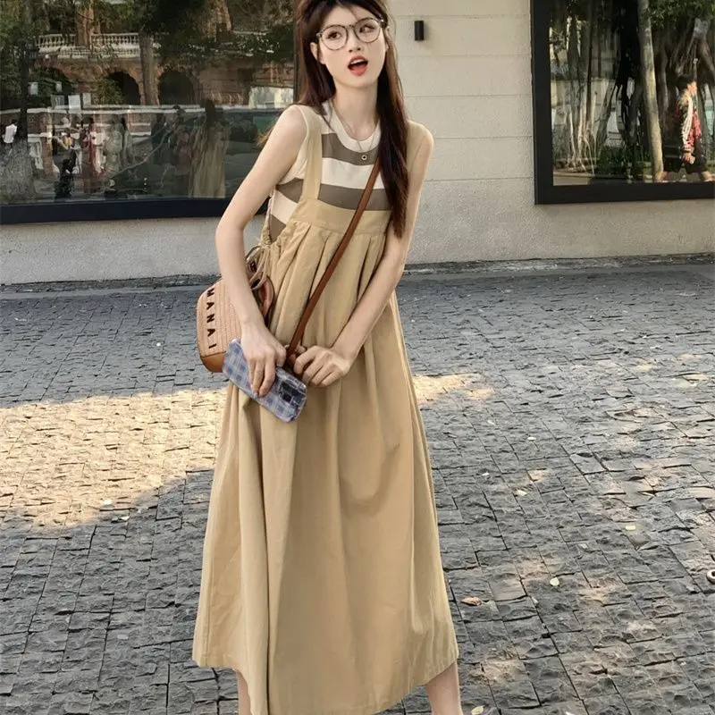 

Retro Age Reducing Strap Dress for Women's Summer 2024 New Khaki Pleated Loose Mid Length Stylish Dress