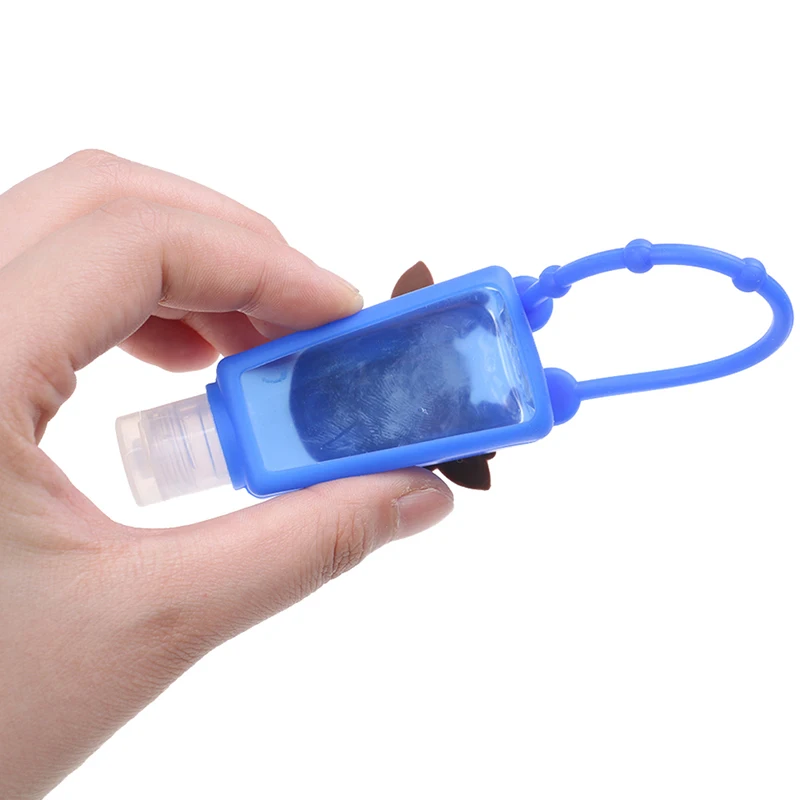 Mini solution hydroalcoolique 30ml posée sur une table, idéale pour le quotidien.