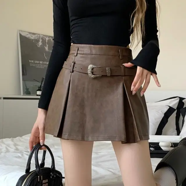 

Irregularly pleated leather skirt for Autumn/Winter 2023 new retro Spice design with high waist and slim A-line skirt