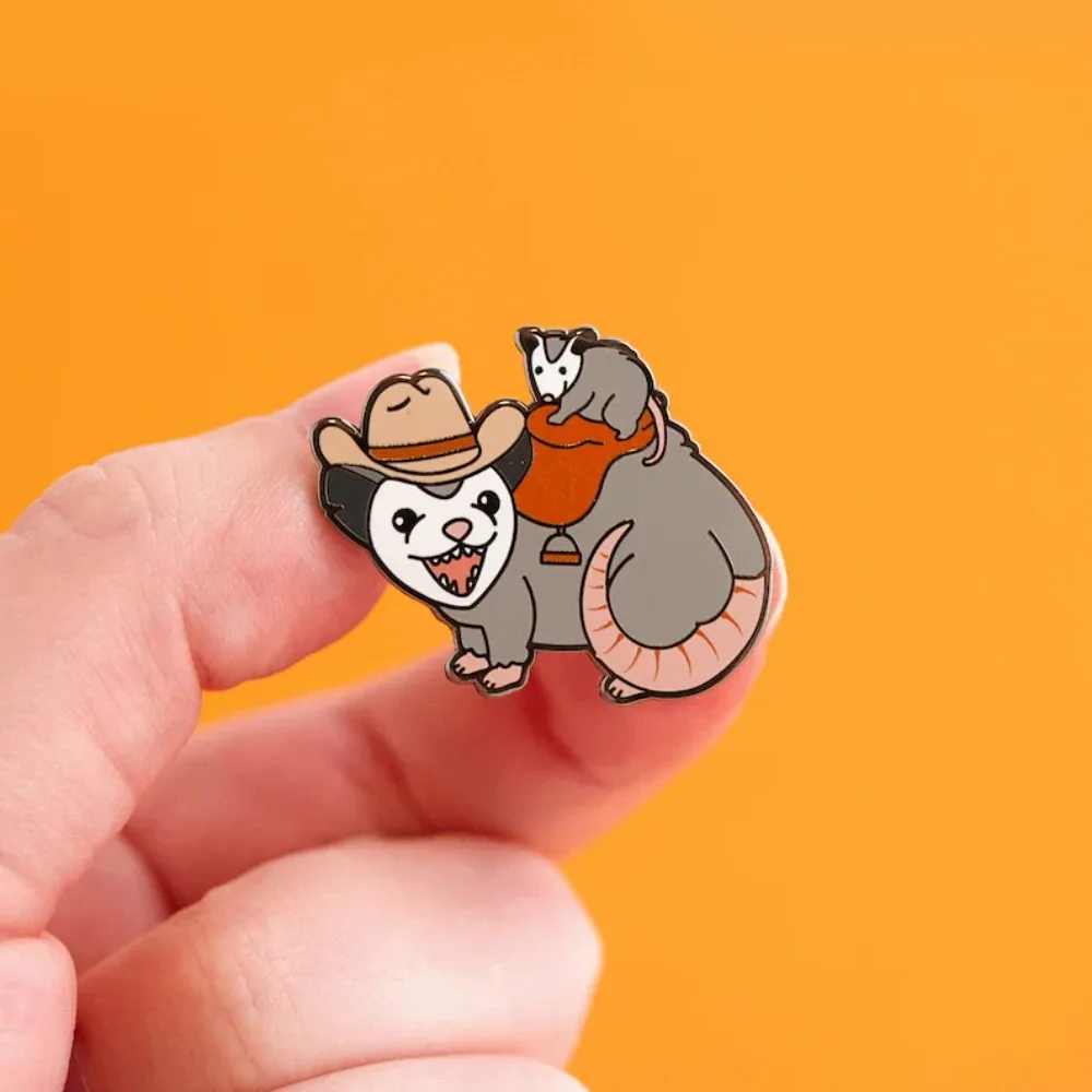 Possum Posse Smalto Pin Cloisonné Opossum Risvolto Texas Badge Rodeo Kawaii Marsupial Cowboy