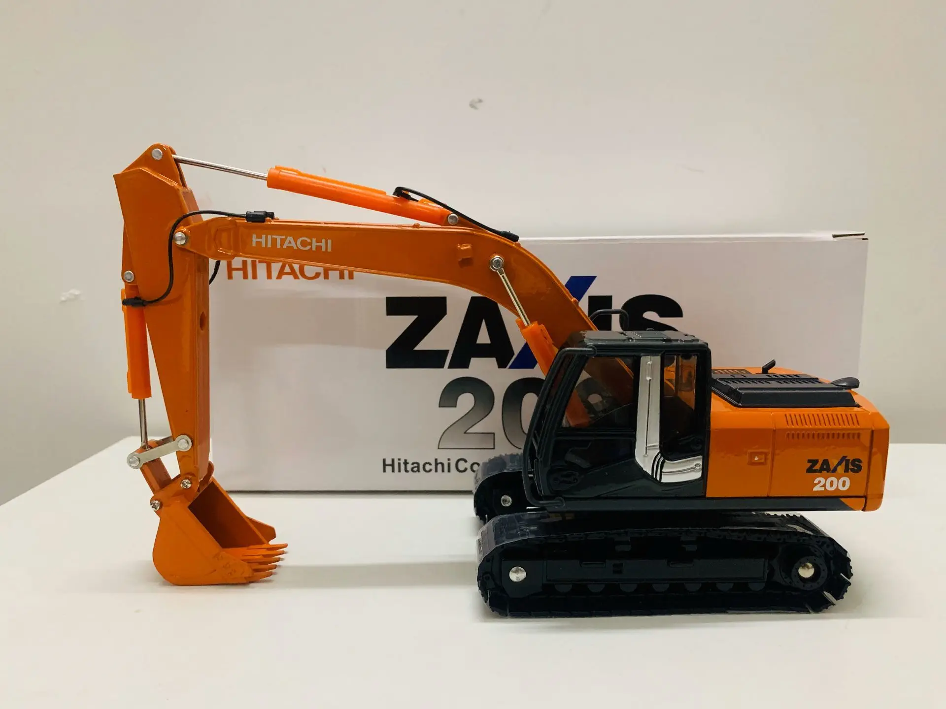 Zaxis200 Hydrauric Excavator 1/40 Scale Die-Cast Model New in Original Box