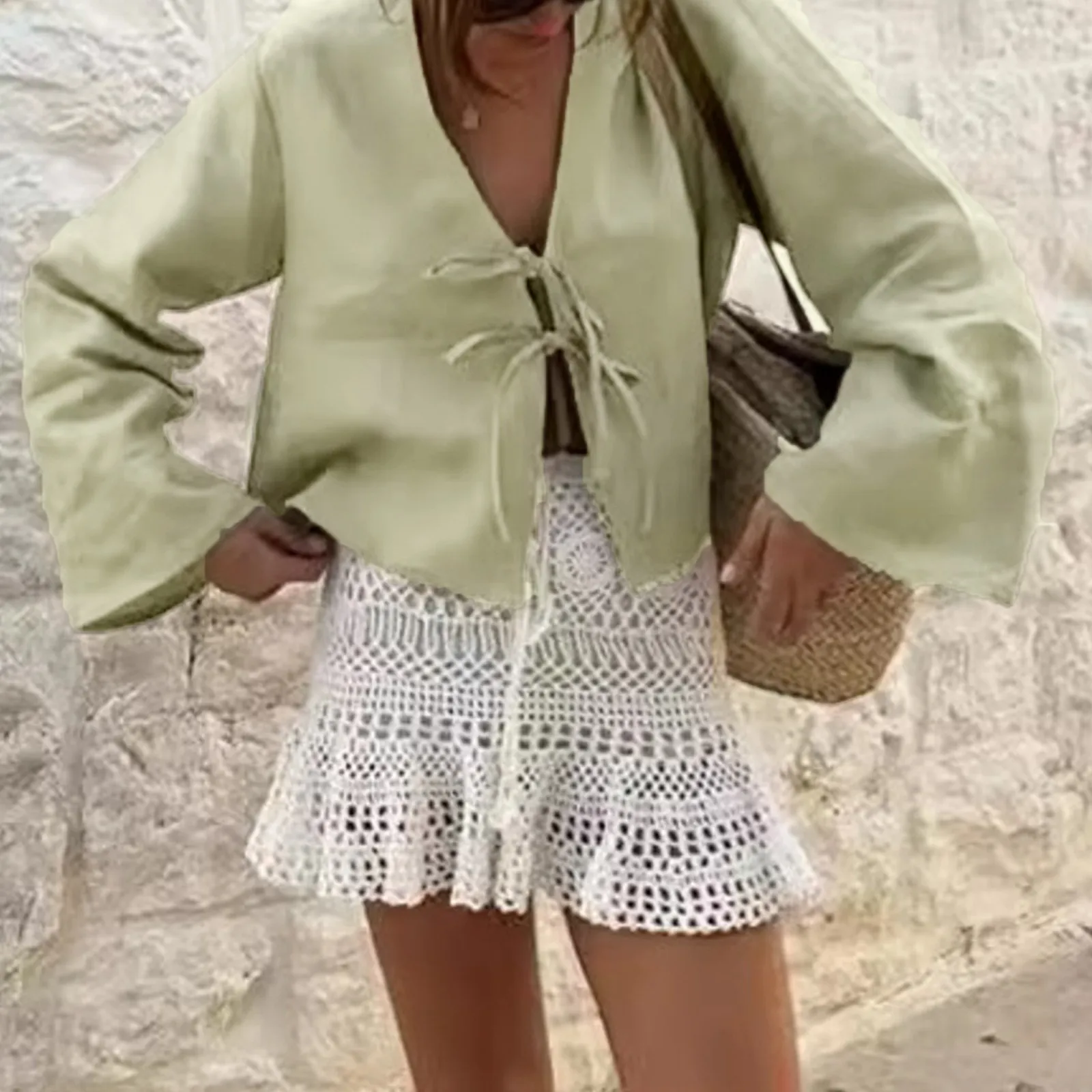 

Женская Однотонная футболка на шнуровке, с бантом, весна-лето 2024, Повседневная ажурная блузка, модные Универсальные топы с V-образным вырезом и длинным рукавом, футболка