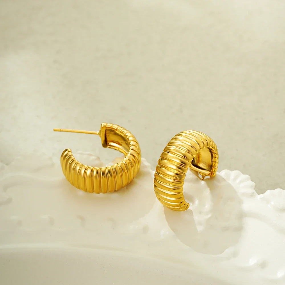 Classics Retro Texture Striped Polished Metal C Shape Huggie Hoop Earrings for Women Stylish Waterproof Stainless Steel Bijoux