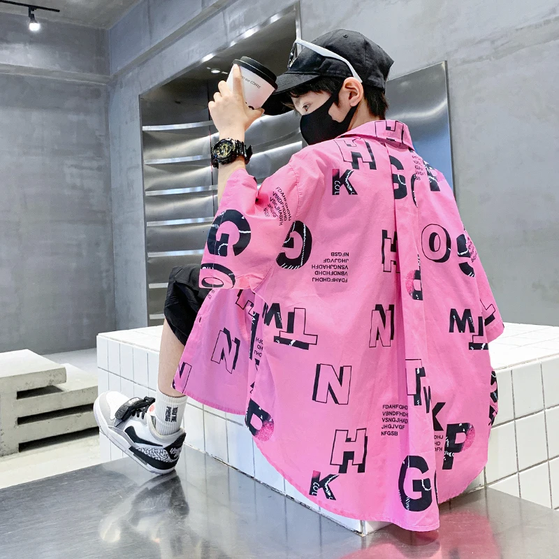 2025 새로운 도착 어린이 핑크 컬러 소년을위한 고급스러운 블라우스 편지 짧은 소매 셔츠 어린이 십대 캐주얼 streetwear 복장