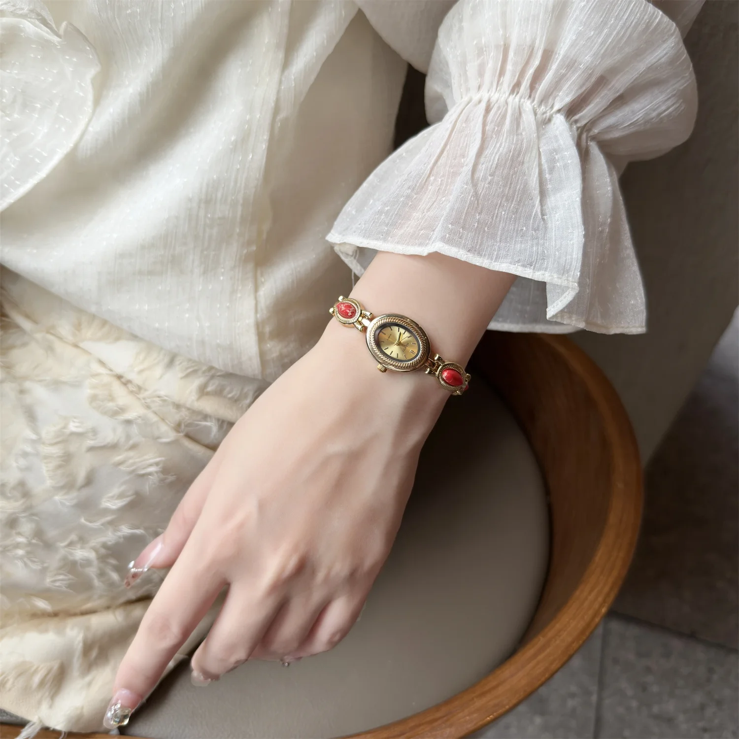 Luxurious Retro Oval Dial Ladies' Quartz Bracelet Watch