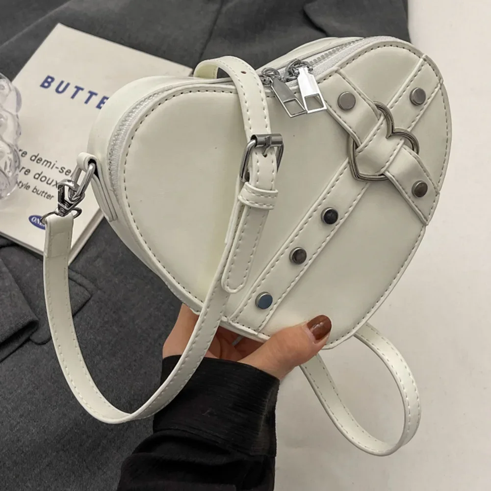 【りこ】é Heart pouch shoulder strap bag PO C0ACH Heart Bag Rp. 4.375.000 Measurements Length: 8.0