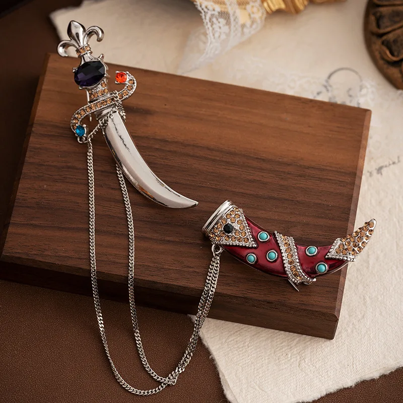 Light luxury vintage court style scimitar dagger brooch for women