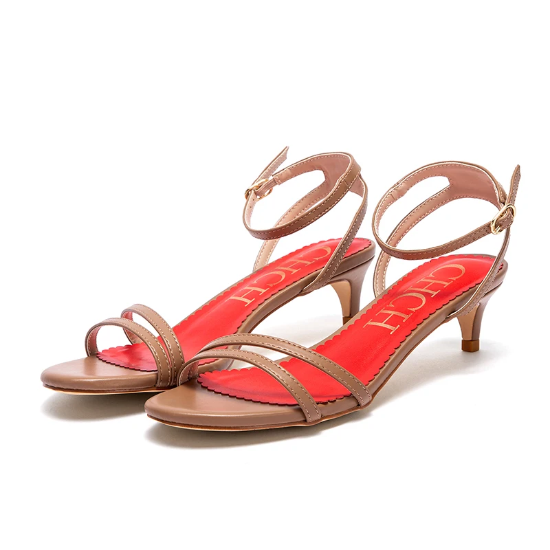 نقدم لكم صنادل نسائية مريحة وعصرية بتصميم بسيط ولو...