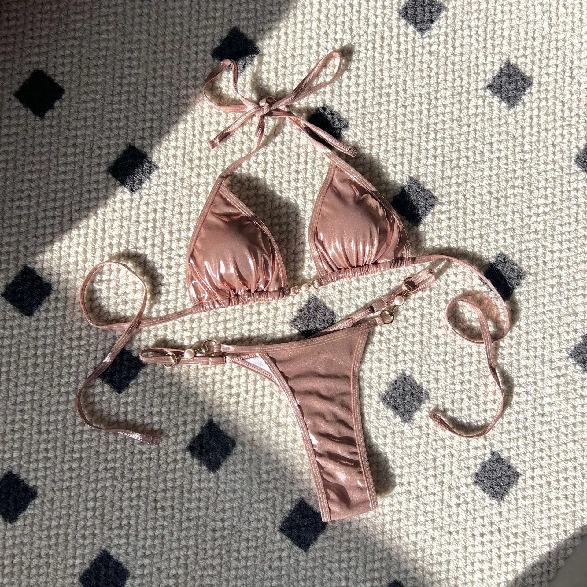 Micro bikini rosa lucido pool view