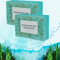 Le savon exfoliant aux algues est riche en vitamine E. Il contient de l'huile d'olive, qui nettoie en douceur le visage, hydrate et nourrit. 1
