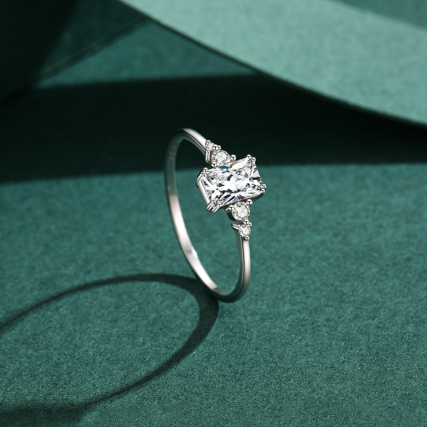 Modian 직사각형 눈부신 반지 솔리드  클리어 큐빅 지르코니아 손가락 반지 여성을위한 웨딩 파인 쥬얼리 Anel