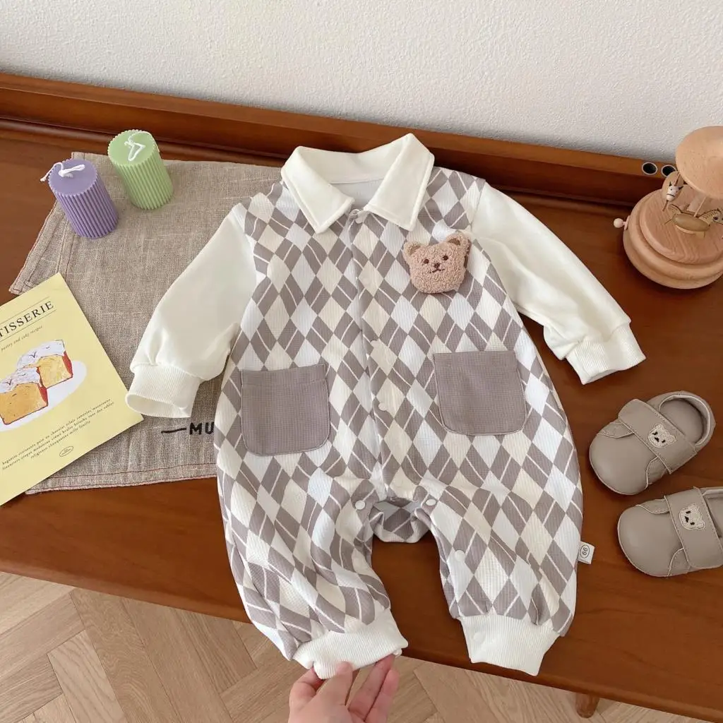 

2023 Autumn Korean Baby Boys Romper Cotton Long Sleeve Plaid Patchwork Jumpsuit Cute Bear Infant Toddler Boys One Piece Clothes