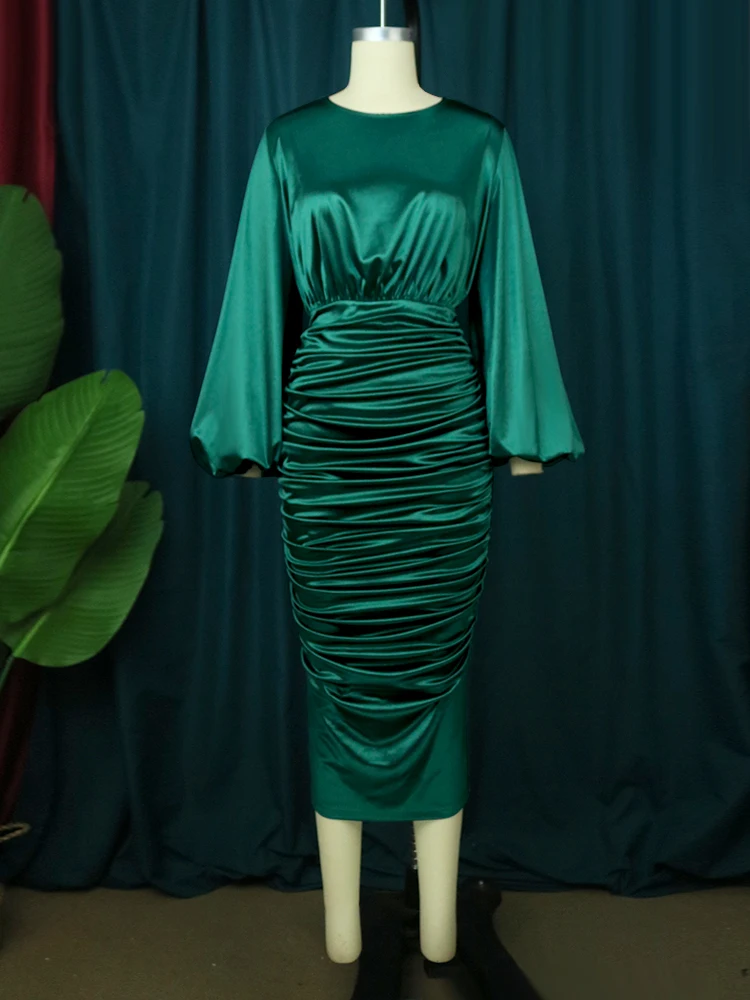 Vestido de cetim verde plissado manga longa