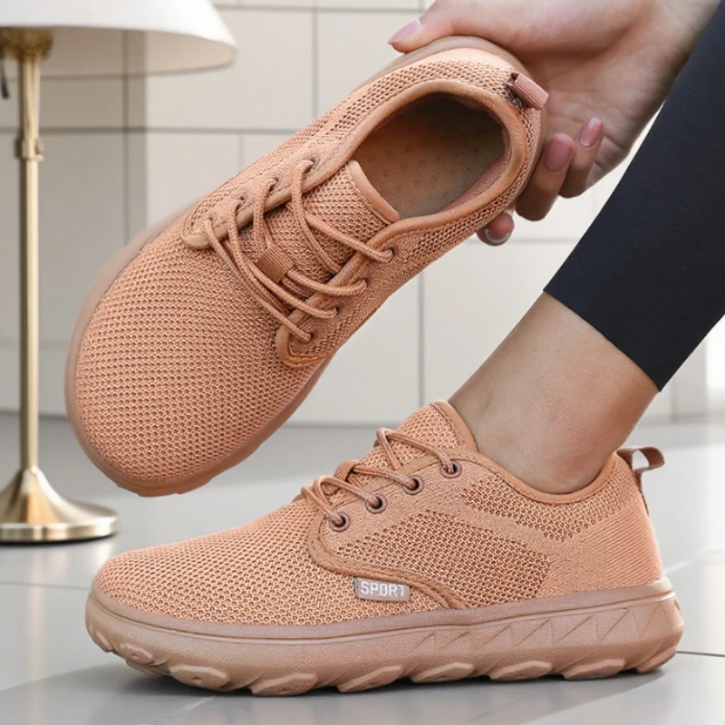 Calçados de Bico Largo: Tênis de Malha Flyknit para o Verão — Marrom, Tamanho 37