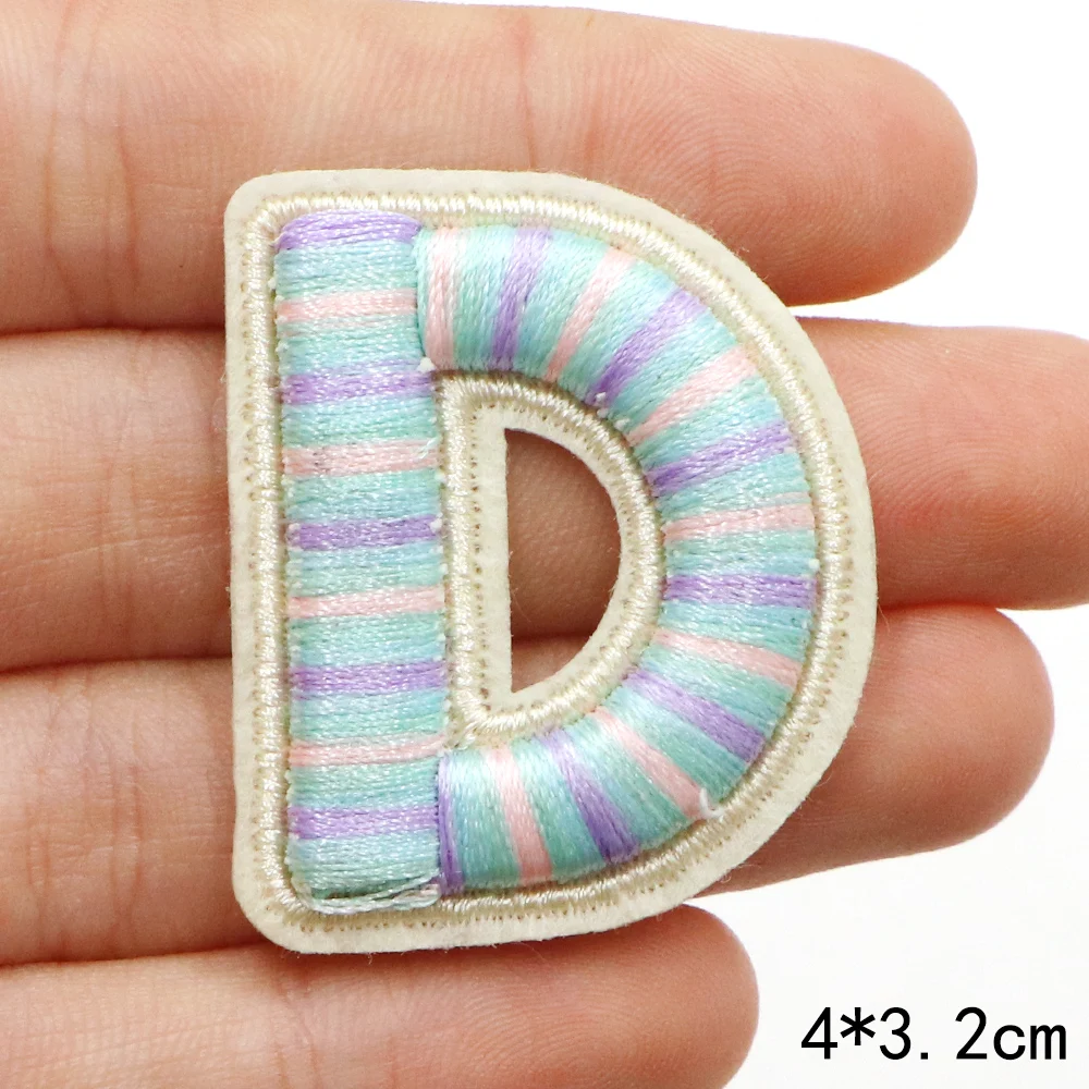 1 Stück 40mm Blau gestreifte A-Z Alphabet-Aufnäher zum Aufbügeln für Kleidung, Applikation, bestickte Aufnäher, DIY, individuelles Namensschild, Deko-Aufkleber – Detail 7