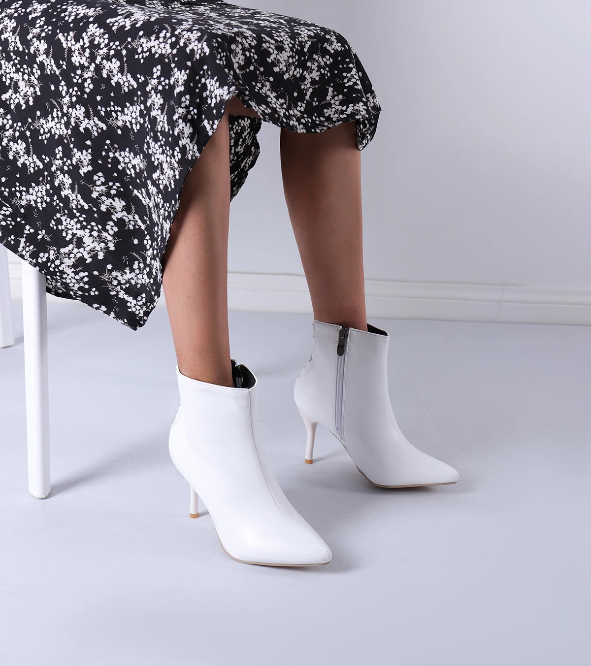 Rote Damenstiefel, kurze Stiefel, weiß, schwarz, elegantes Damengeschenk, luxuriöser Designer-Stil, neue Damen-Stiefeletten für Herbst und Winter, hohe Absätze, spitzer Zehenbereich, Stiletto-Absatz, Reißverschluss-Sti – Detail 24