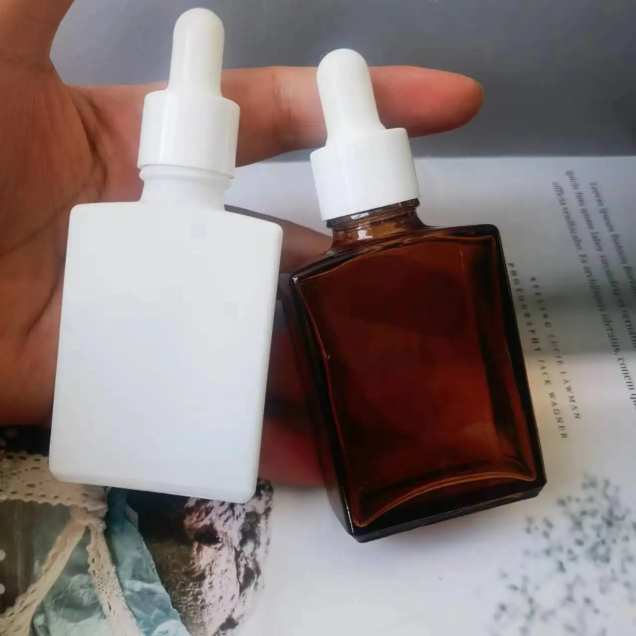 

100pcs/lot Matte White Black Rectangle 30ml 1oz Square Glass Dropper Bottle for Serum Essential Oil 15ml 50ml 100ml