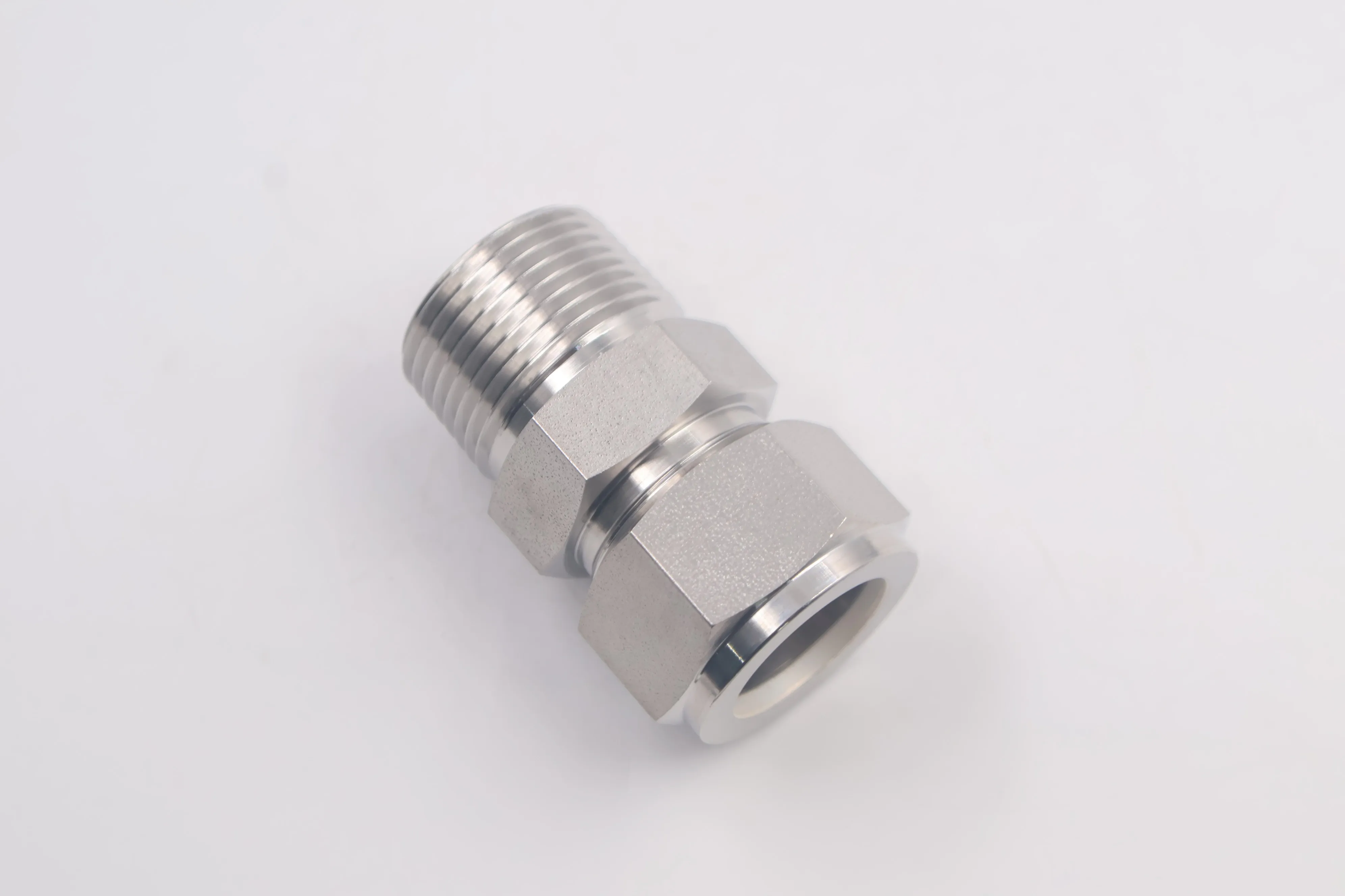 SS-1210-1-12,Tube Fittings and Adapters &mdash; Male Connectors &mdash; Straight, 3/4 in. Tube 3/4 in Male NPT Can Combination with Swagelok