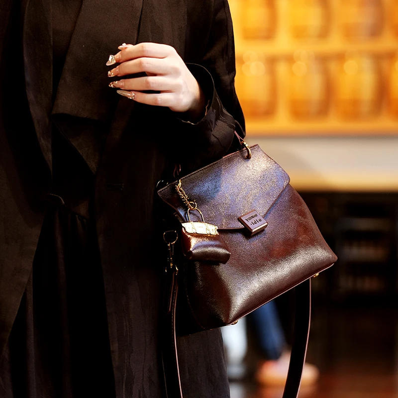 حقيبة نسائية فاخرة وخفيفة الوزن، بتصميم عصري وعملي...