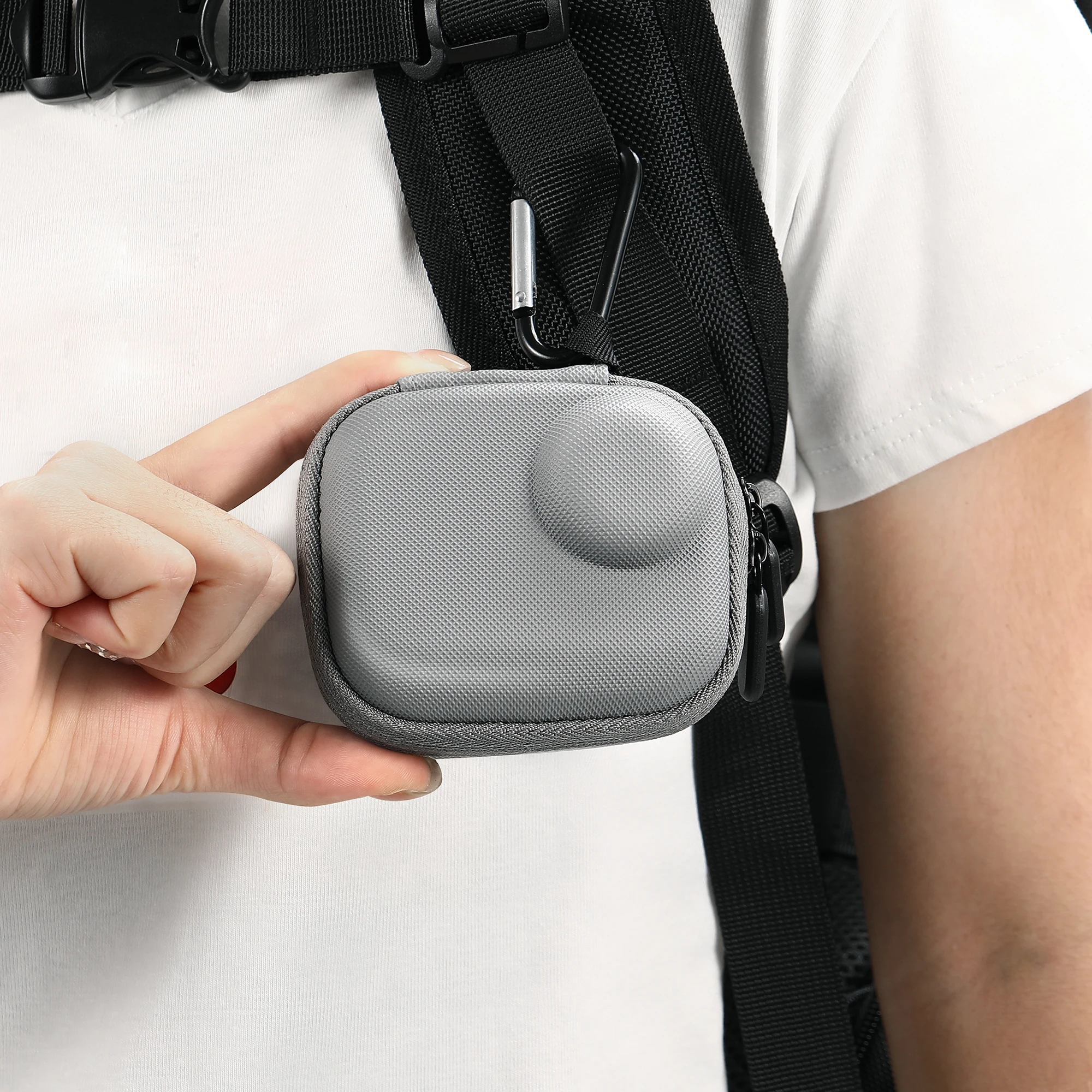 Étui rigide ouvert contenant une Insta360 Go Ultra et ses accessoires, mousse sur mesure pour un maintien sécurisé.
