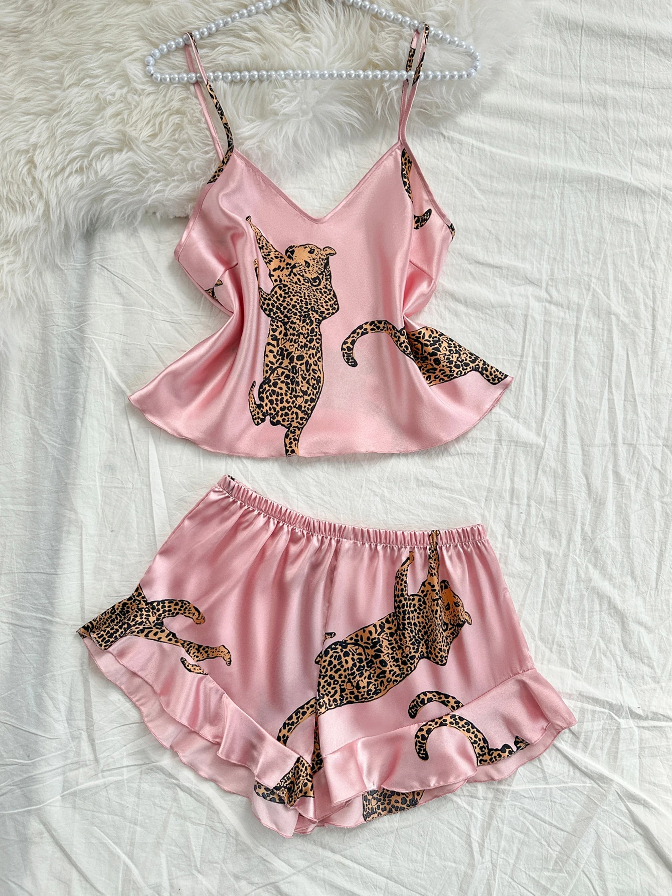 طقم بيجامة بطبعة الفهد مكون من قطعتين، شورت رسن مث...