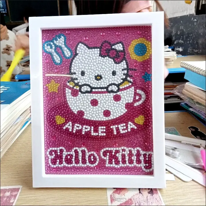 ハローキティ ダイヤモンド お値段はニャンと2,000万円超え！ハローキティの豪華ダイヤモンド