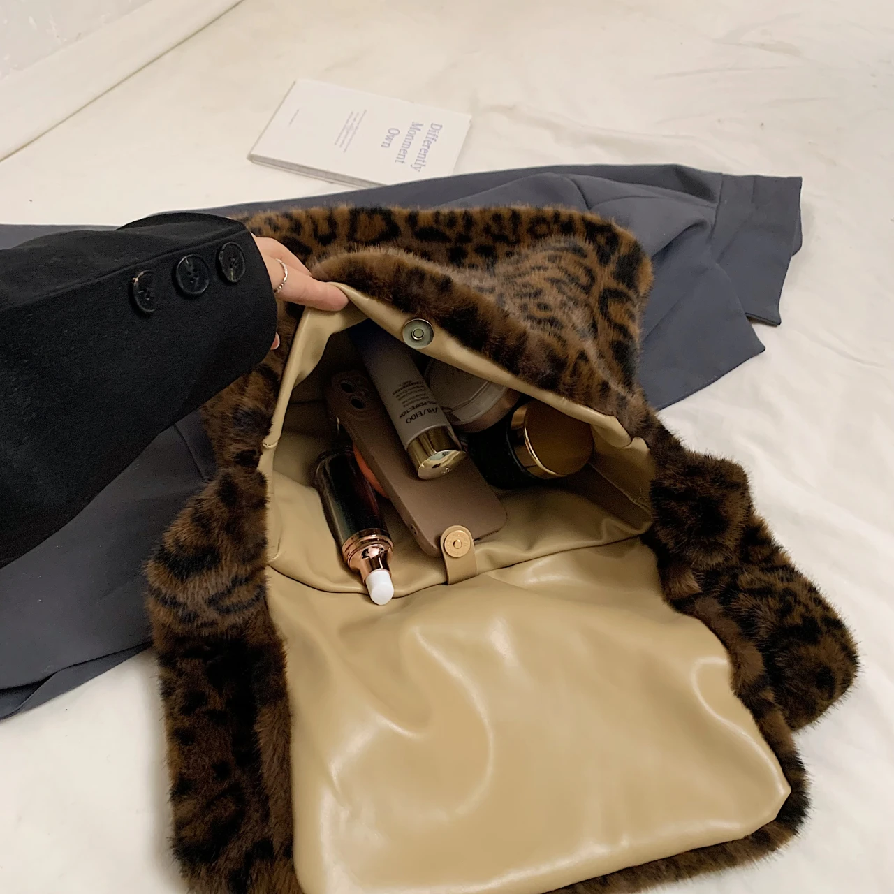 Damen-Schultertasche aus Lammstoff, warm, flauschig, Fell, Handtaschen, große Kapazität, Einkaufstaschen, Mädchen, niedliche Umhängetasche, Schultasche – Detail 18