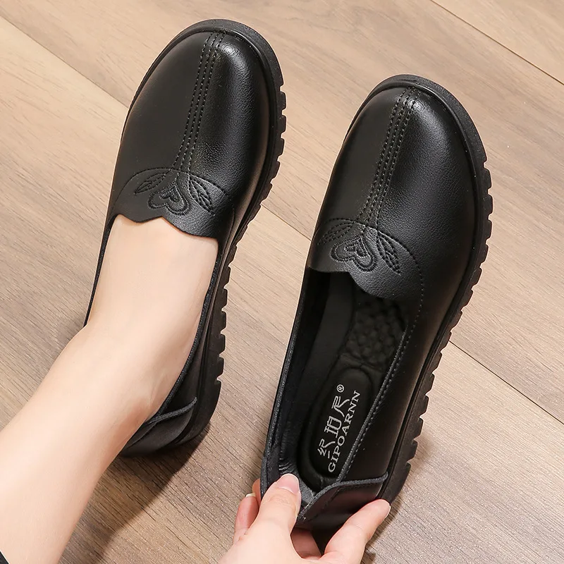 Autumn new fashion casual slip on women flat shoes Women's PU Leather Work shoes mother's single Shoes grandma