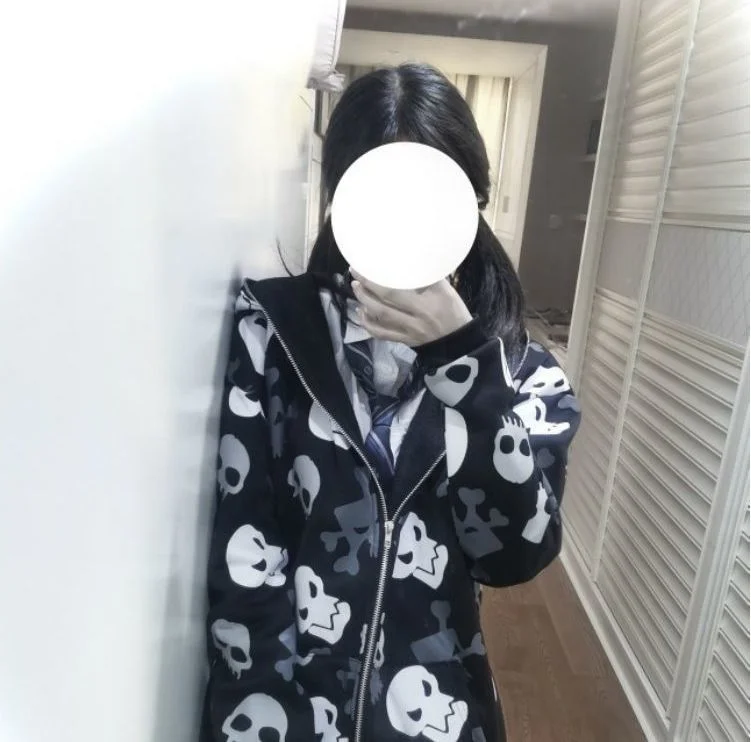 Kapuzenpullover mit Reißverschluss und Totenkopf - True Deals Club