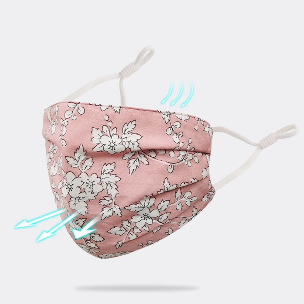 Vue rapprochée d'un masque en tissu lavable, avec coutures visibles et filtre intégré, prêt pour une protection quotidienne.