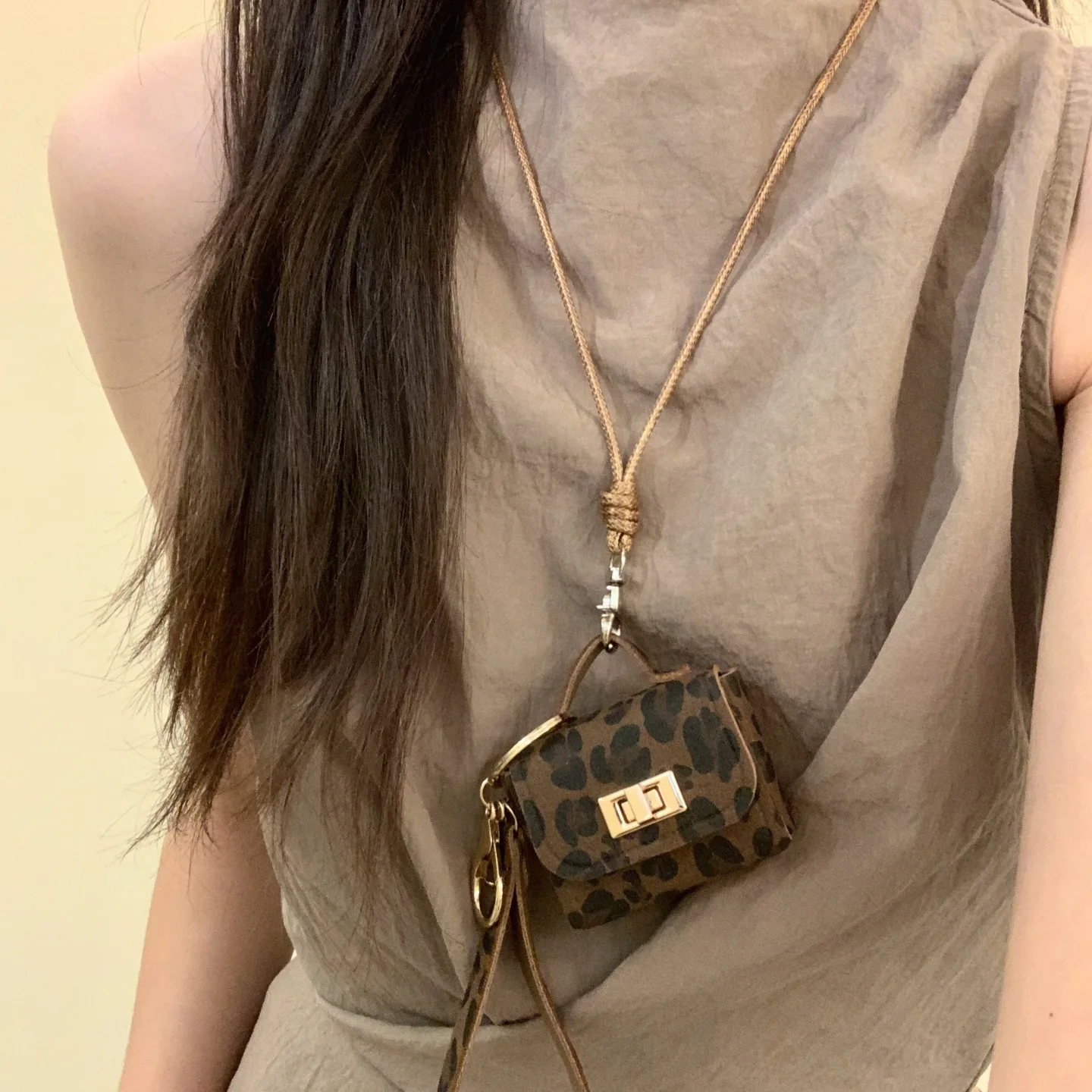 الرجعية لطيف صغير ليوبارد طباعة حقيبة جلدية قلادة القلائد للنساء سترة طويلة حبل سلسلة الرقبة معلقة مجوهرات الإكسسوار C