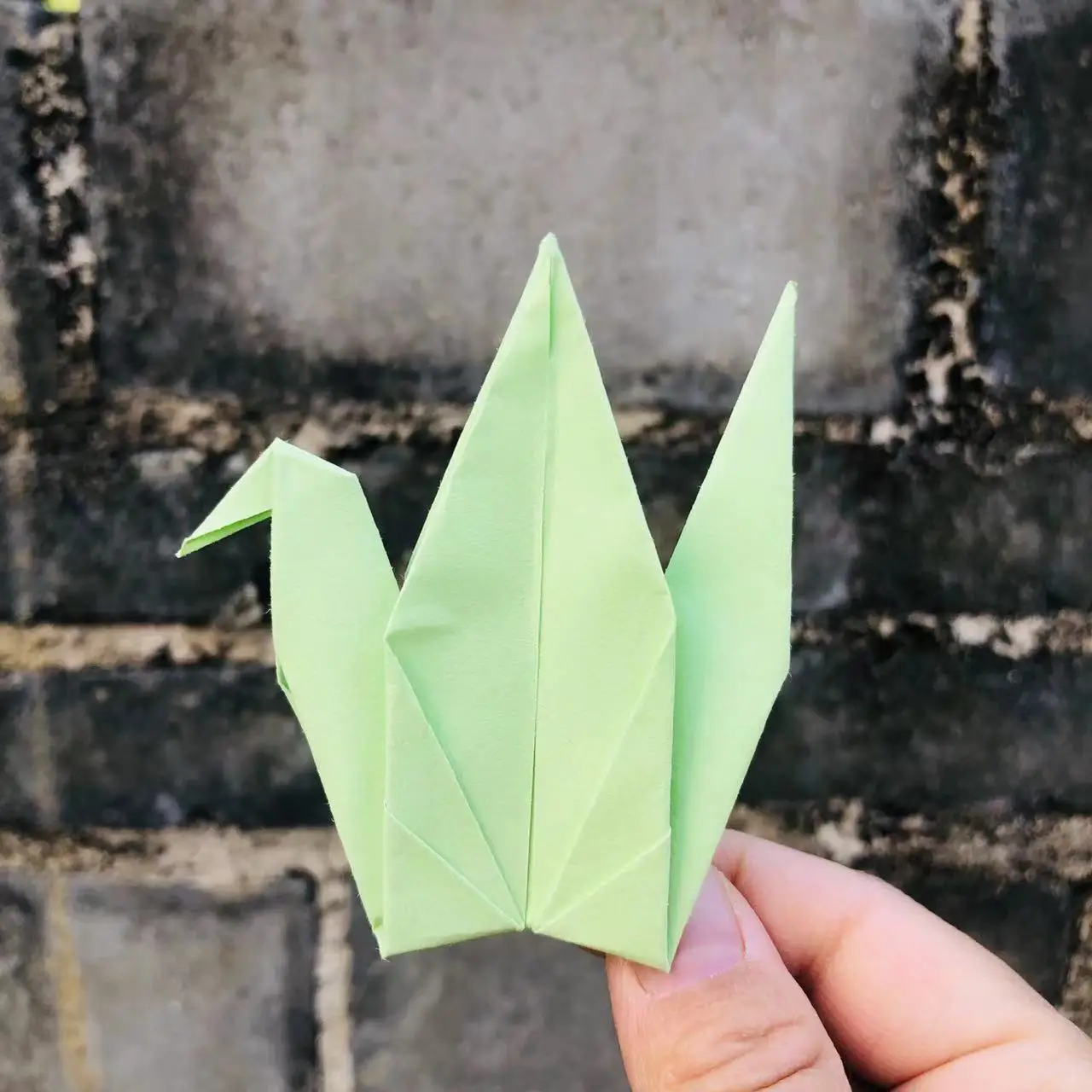 Sfondo neutro con gru di carta origami · Creative Fabrica