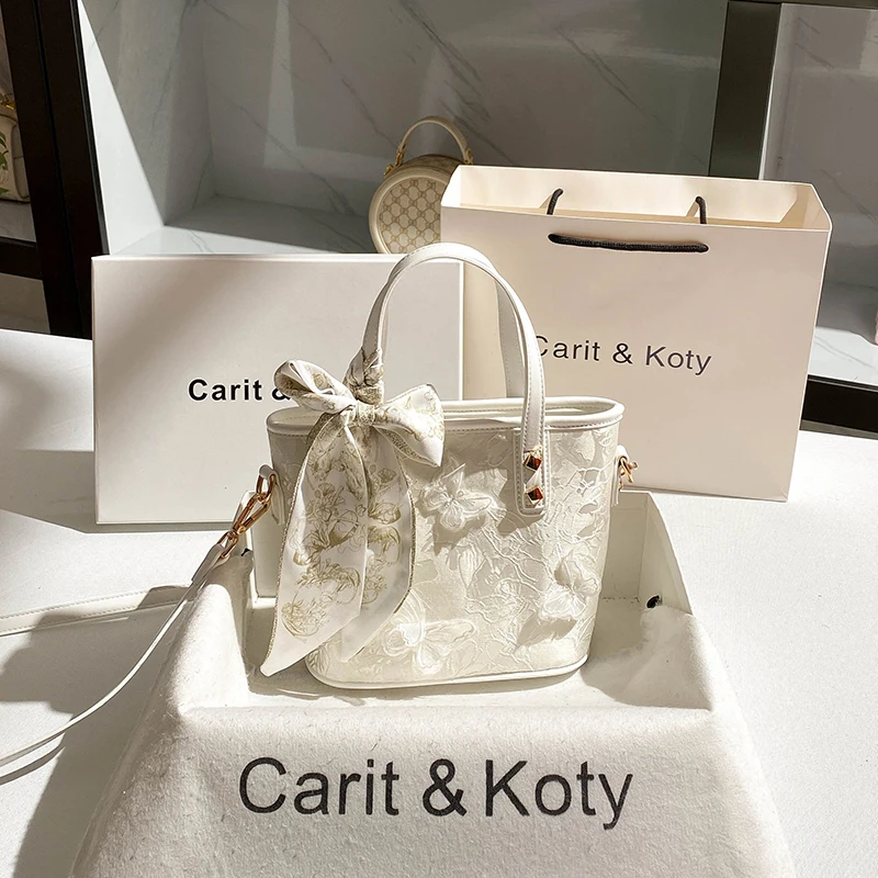 حقيبة يد أنيقة وفاخرة، تتميز بتصميم يضم زخارف فراش...