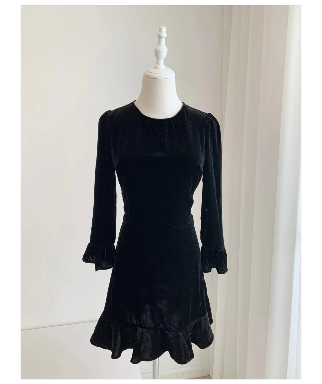 

Women Silk Velvet Round Neck Petal Sleeve Mini Dress