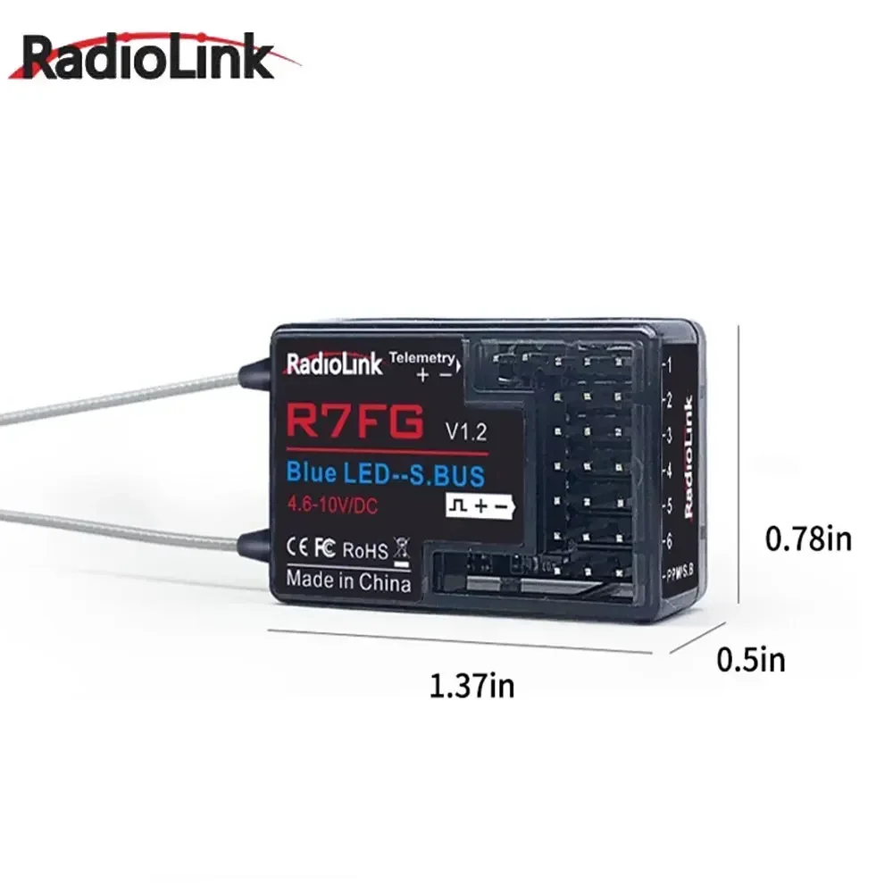 Récepteur RadioLink R7FG à gyroscope intégré placé à côté d'une voiture RC