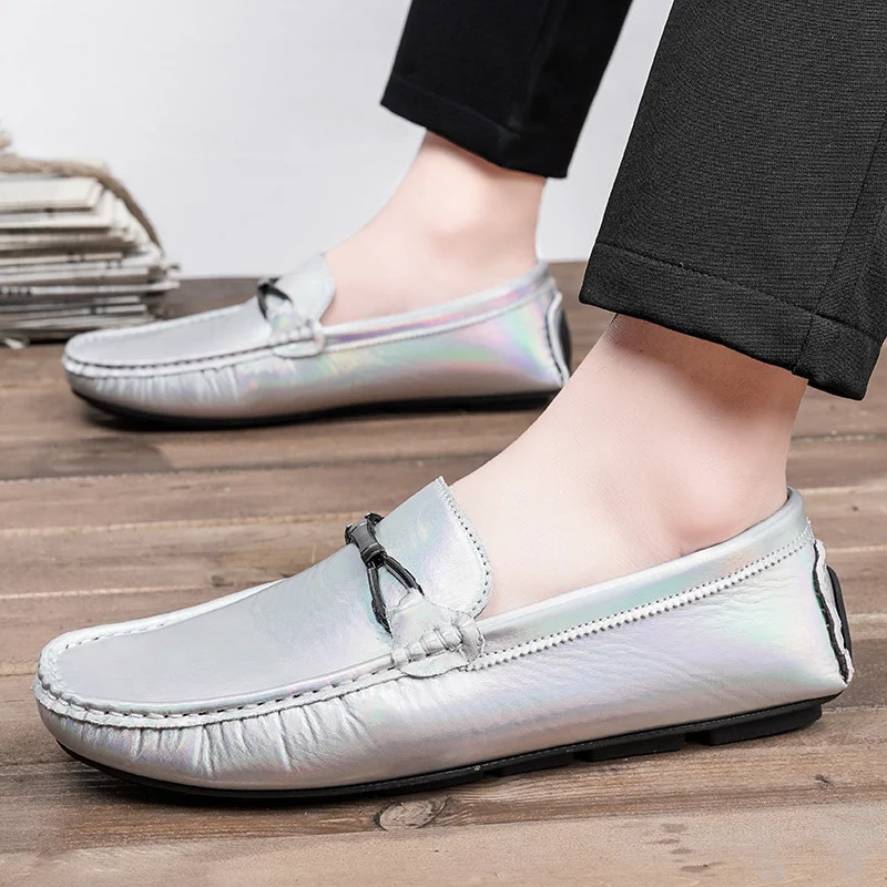 

Новые серебристые повседневные туфли на плоской подошве для мужчин, мужские дышащие маленькие кожаные туфли без шнуровки для вождения с мягкой подошвой