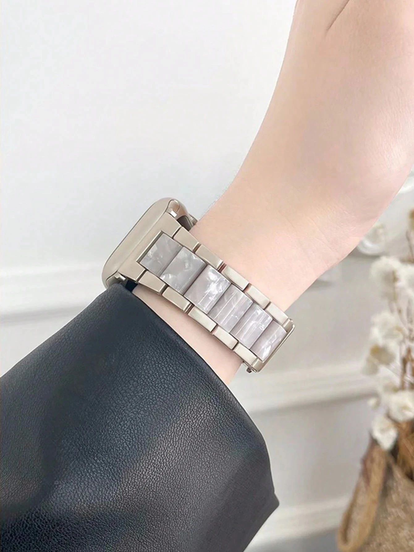 รูปสินค้า สายนาฬิกาเรซิ่นสีเงิน-ทอง สวยหรู ใส่กับ Apple Watch ได้ทุกรุ่น