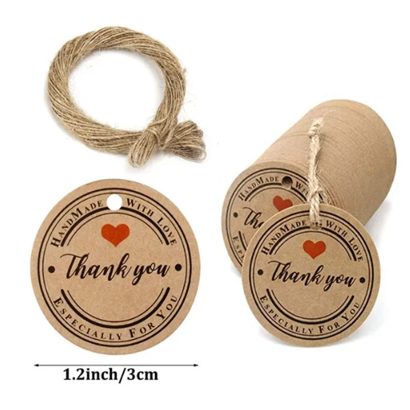 Darčekové štítky rozložené na rovnom povrchu na tvorenie