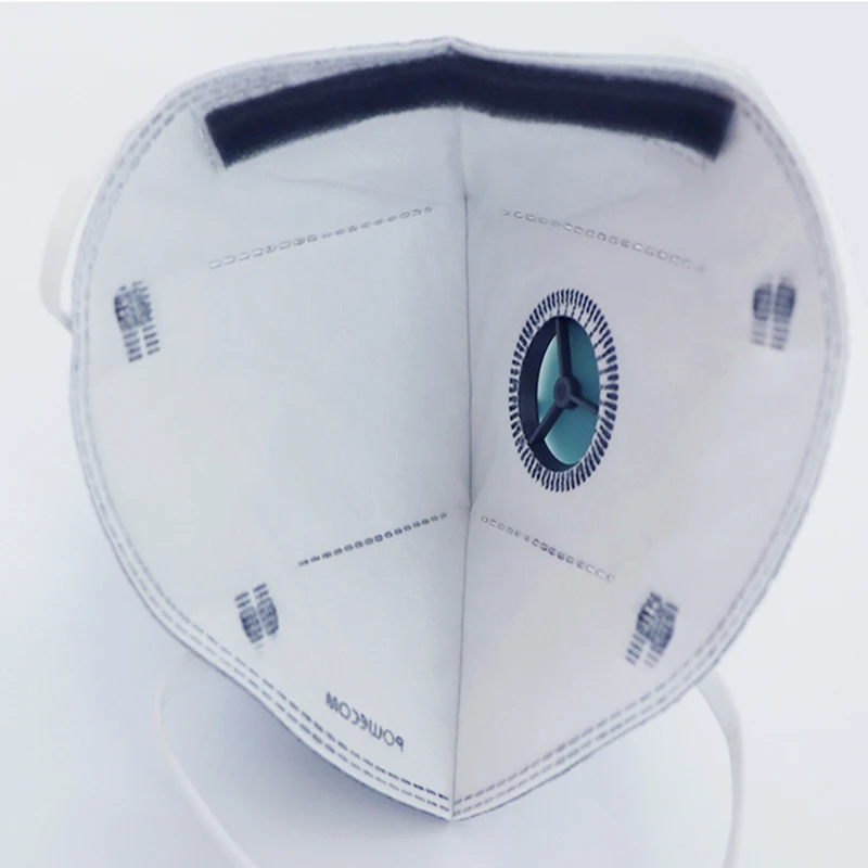 Gros plan sur le masque KN95 Powecom montrant les couches de charbon actif et l'élastique.