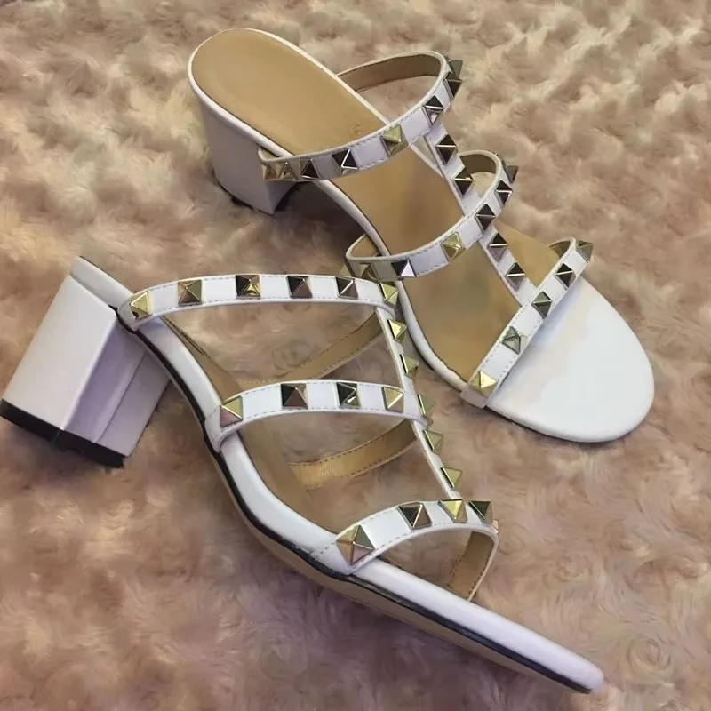 صندل كعب عريض